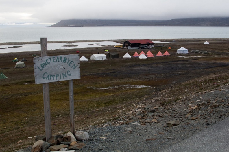 Tuż obok lotniska jest camping, malowniczo położony nad fiordem. Jest to najtańsza opcja noclegu w Longyearbyen, więc korzystamy z niego w trakcie pobytu w miasteczku. Z obawy przed niedźwiedziem nie chcemy nocować całkiem na dziko. 110.jpg