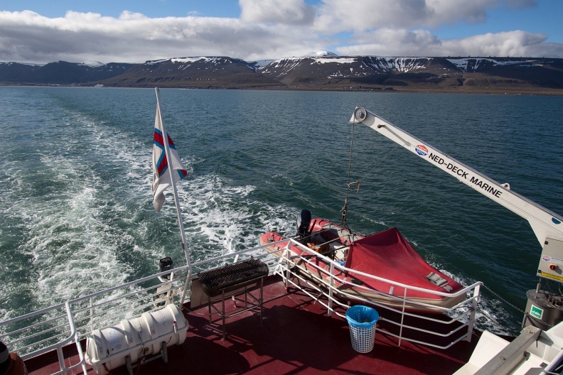 Z Longyearbyen rano wyruszamy statkiem do Pyramiden. Na wietrze powiewa flaga Wysp Owczych, gdyż statek jest tam zarejestrowany. 600.jpg